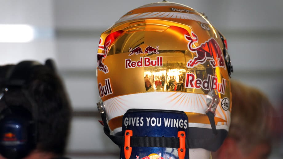 Im Training vor dem Deutschland-Rennen 2012 in Hockenheim glänzte Vettels Kopfbedeckung in Gold.