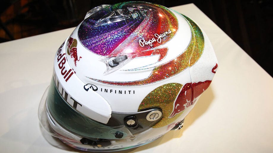 Wollte Sebastian Vettel mit dem Helm in die Disco? Beim Rennen in Singapur 2011 glitzerte seine Kopfbedeckung in verschiedenen Farben.
