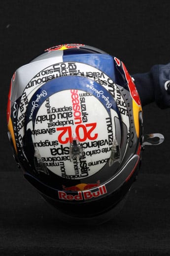 Auf geht's: Beim Saisonstart 2012 in Australien präsentierte Vettel gleich den gesamten Formel-1-Kalender auf seinem Helm.