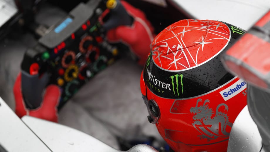 Wie zu Ferrari-Zeiten: Schumachers Kopfbedeckung in seinem letzten Formel-1-Jahr 2012 in knalligem Rot.