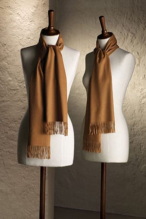 Ein echter Klassiker sind edle Schals in Camel-Tönen (von Kuna um 980 Euro). Sie passen zu jedem Outfit und verleihen ihm eine elegante Note.