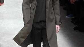 Master Classics of Fashion: Wer ein It-Piece fürs Leben möchte, wird bei Burberry immer fündig. Für die Übergangstemperaturen eignet sich ein Trenchcoat besonders gut. Greifen Sie jedoch statt zu dem gängigen Beige zu einem olivgrauen Ton für etwa 1100 Euro.