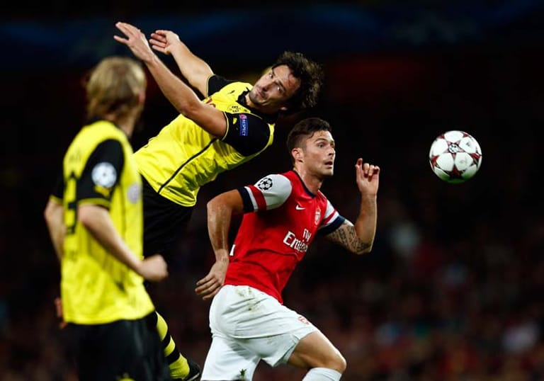 Dafür leistet sich die Dortmunder einen Platzer, den Arsenals Olivier Giroud (re.) noch vor der Pause zum Ausgleich nutzt.