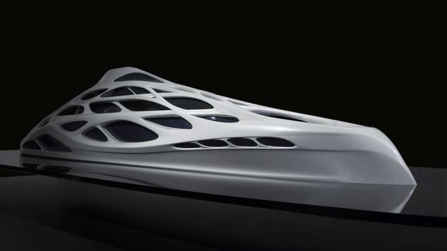 Die Superyacht wirkt fast wie eine Koralle. Die äußere Form entsteht aus Alu und Glas. Entworfen wurde das Boot von der Architektin Zaha Hadid.