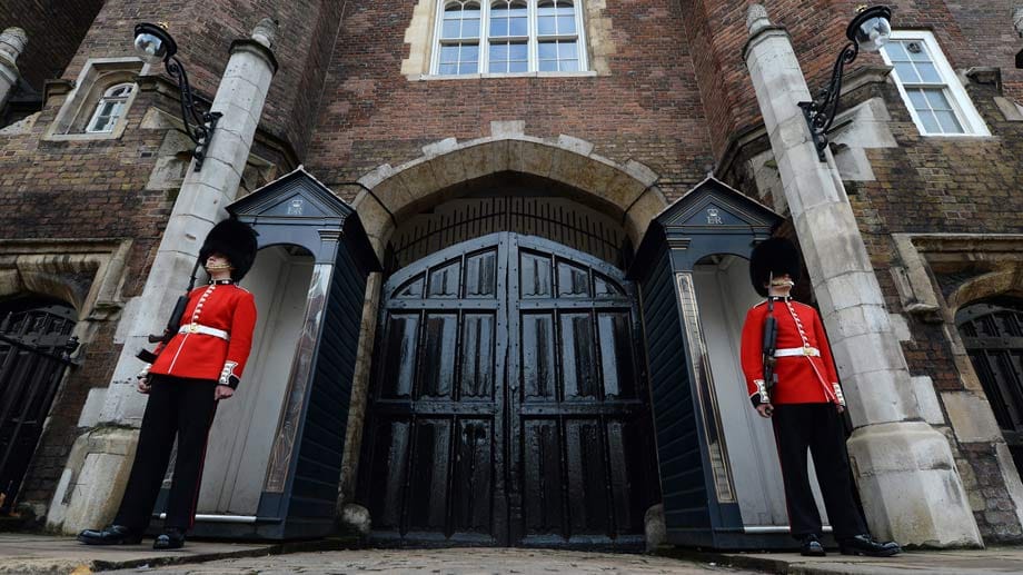 Das ist der Eingang zum St. James Palast, von der britischen Garde natürlich strengstens bewacht.