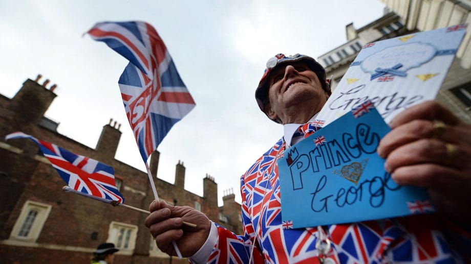 So ausgelassen feiern die Briten die Taufe des kleinen Prinzen.