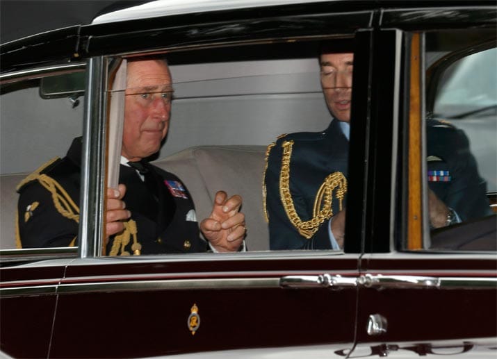 Hier kommt Prinz Charles gerade beim St. James