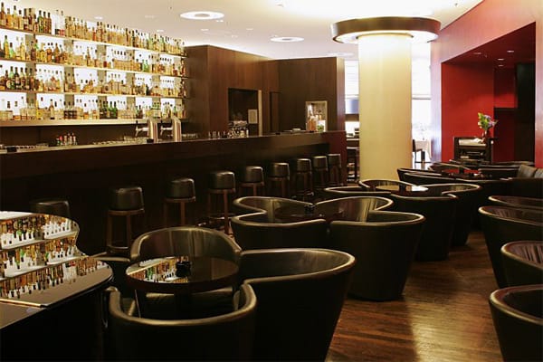 Die Vox Bar des Grand Hyatt Hotels lockt mit rund 240 Whisky-Sorten Kenner und Genießer an. Gerne wird diese von internationalen Gästen besucht, nicht zuletzt wegen der angenehmen und edlen Atmosphäre.