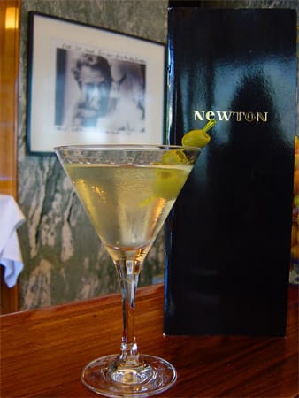 Neben einer großen Auswahl an verschiedenen Champagner- und Whiskysorten ist der klassische Martini hier sehr beliebt. Auch der Gin Martini ist ein absoluter Geheimtipp und gerade bei den Frauen ein begehrter Drink.