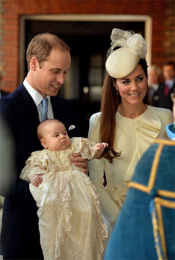 Prinz William mit seinem Sohnemann Prinz George und mit Kate. Das Baby ist in die Replik eines historischen Taufkleides gehüllt.