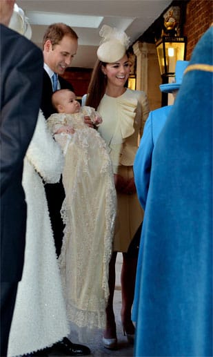 Strahlende Eltern: Stolz präsentieren Kate und William ihr Baby der Öffentlichkeit.