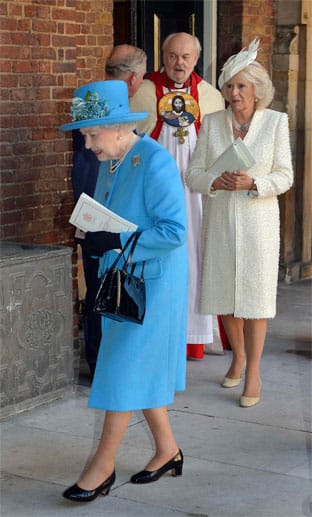 Hier verlässt die Queen gerade die Kapelle des St. James Palast. Hinter ihr sind Prinz Charles und seine Gattin Camilla zu sehen.