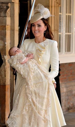 Herzogin Kate hält ihr Baby, den kleinen Prinz George, nach dessen Taufe lächelnd in ihren Armen.