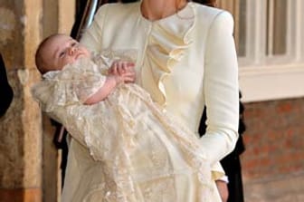 Herzogin Kate hält ihr Baby, den kleinen Prinz George, nach dessen Taufe lächelnd in ihren Armen.