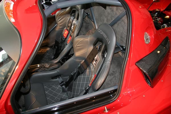 Die maßgeschneiderten Schalensitzen von Corbeau sind FIA-konform. Der integrierte Überrollkäfig sorgt für maximalen Insassenschutz und Fahrzeugsteifigkeit.