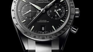 Pionier im Weltall: Die Handaufzugsuhr Omega Speedmaster flog 1962 erstmals mit dem Astronauten Walter Schirra an Bord der Mercury-Atlas 8 in den Weltraum. Die Speedmaster war damals die einzige Armbanduhr, die alle Härtetests der U.S. Weltraumbehörde, unter Bedingungen der Schwerelosigkeit und magnetischen Feldern vertrug – außerdem überstand sie extreme Stöße sowie Vibrationen und Temperaturen von minus 18 bis plus 93 Grad Celcius.