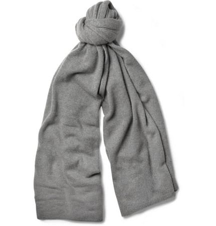 In diesen Schal aus Kuschel-Kaschmir kann man sich nur verlieben! Schal von The Elder Statesman für etwa 1465 Euro.
