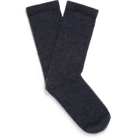 Diese Socken aus Kaschmir wärmen perfekt – da kann die Bahn ruhig mal wieder zu spät kommen! Socken von The Elder Statesman für etwa 205 Euro.