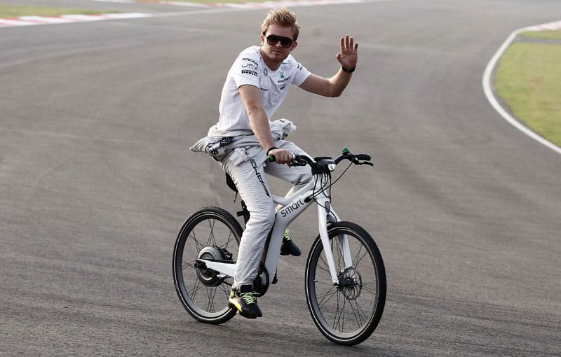 Nico Rosberg dreht mit dem Fahrrad eine Runde auf dem Buddh International Circuit.