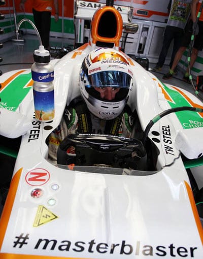 Adrian Sutil wartet in seinem Force India auf seinen Einsatz und verfolgt das Geschehen auf der Strecke.