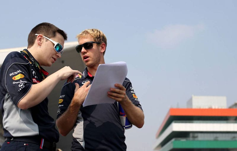Sebastian Vettel (re.) bereitet sich trotz seines riesigen Vorsprungs in der WM sehr gewissenhaft auf den Indien-Grand-Prix vor.