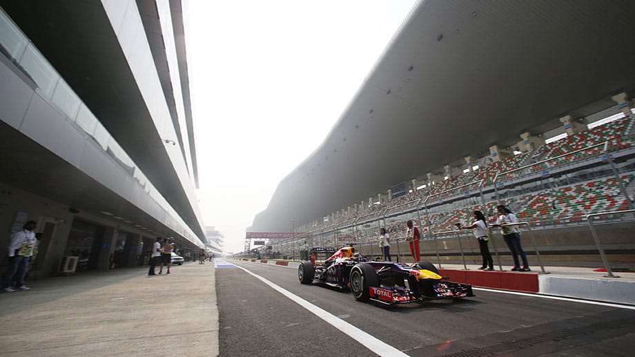 Im dritten Training hängt so viel Smog über der Strecke, dass die Session verspätet beginnt und kürzer als geplant stattfindet. Sebastian Vettel behält trotzdem den Durchblick und fährt erneut die Schnellste Runde.