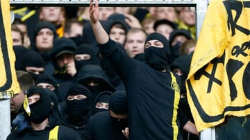 Vor dem Revier-Derby auf Schalke sorgen vermummte Anhänger von Borussia Dortmund für eine aggressive Stimmung.