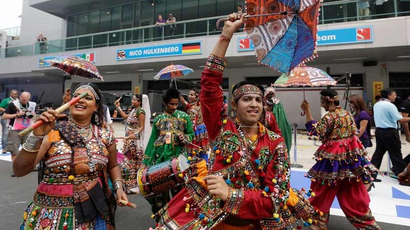 Rennsonntag in Greater Noida: Die Veranstalter heizen mit traditionellem Tanz ein.