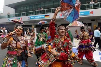 Rennsonntag in Greater Noida: Die Veranstalter heizen mit traditionellem Tanz ein.