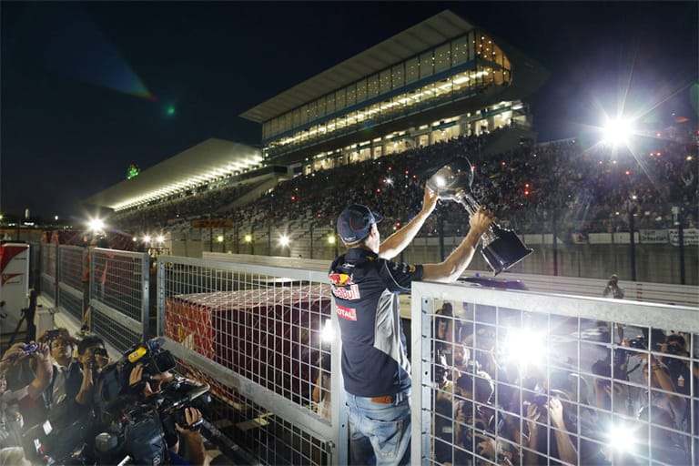 Japan: Das Land der aufgehenden Sonne ist Vettel-Land, stolz präsentiert er den Fans den Siegerpokal. Doch die WM-Party muss nochmal verschoben werden, weil Alonso als vierter die Ziellinie überquert.