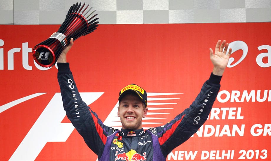 Sebastian Vettel feiert seinen Triumph beim Großen Preis von Indien - und gleichzeitig seinen vierten WM-Titel in Folge.