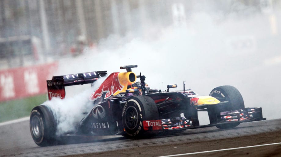 Vettel schreibt Geschichte und feiert diesen außergewöhnlichen Erfolg mit Donuts.