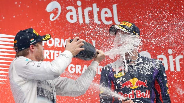 Die Champagner-Dusche hat sich Sebastian Vettel verdient: In Indien macht er seinen vierten Titel schließlich perfekt.