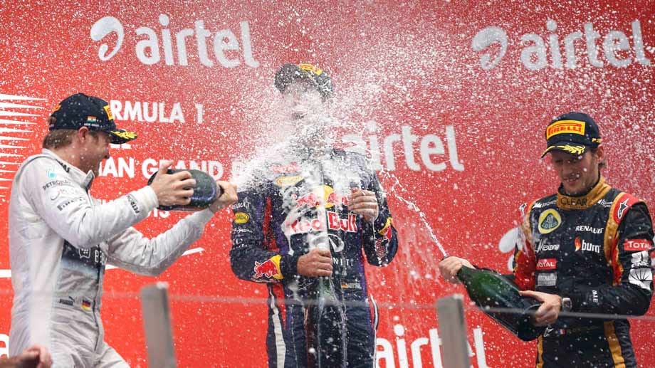 Mit Anlauf: Vettel lässt sich den Sieger-Sekt schmecken.