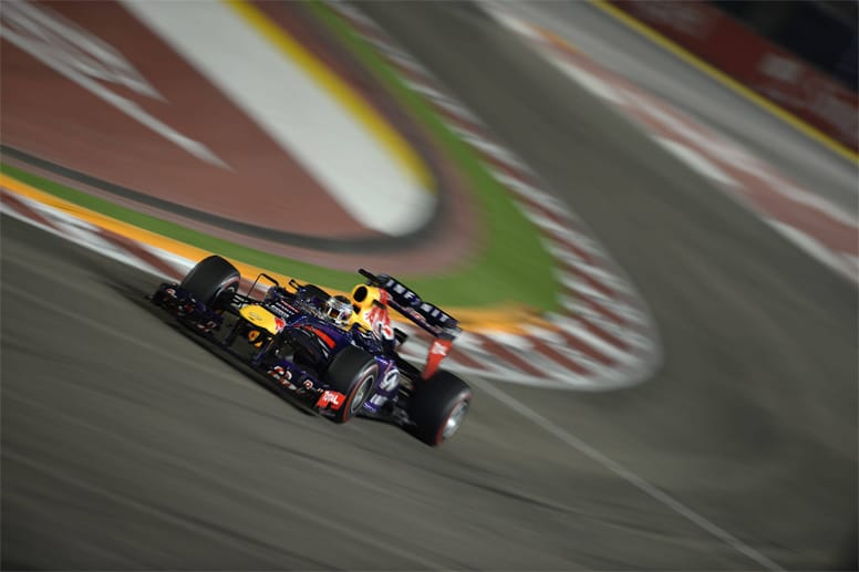Vettel dominiert fast die gesamte Saison die Konkurrenz in seinem überragenden Red-Bull-Auto nach Belieben. Besonders deutlich wird dies bei seinem Sieg in Singapur, wo er über eine halbe Minute schneller als Fernando Alonso auf Platz zwei ins Ziel rast.