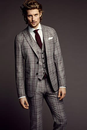 Mit der Eleganz eines britischen Gentleman überzeugt der dezent aber farbig karierte Anzug von René Lezard für rund 520 Euro. Passend dazu kombinieren Sie das gute Stück mit einer Krawatte in der Farbe der Karo-Streifen.