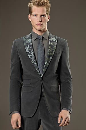 Gemusterte Akzente lockern die graue Kombination von Baldessarini modisch auf. Aus einem schlichten Anzug wird so ein echtes Trend-Piece.