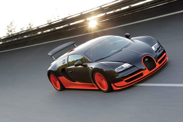 Das schnellste Serienauto der Welt ist der Bugatti Veyron mit 431 km/h aus dem Jahr 2010.