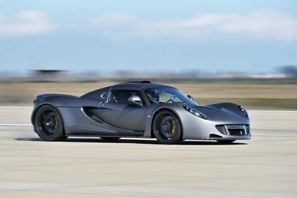Der 1244-PS starke Venom GT aus Texas hatte die Geschwindigkeit von 427,6 Kilometer pro Stunde erreicht. Zu diesem Rekordversuch gibt es allerdings nur ein Video, Prüfer von Guinness World Records waren nicht anwesend.