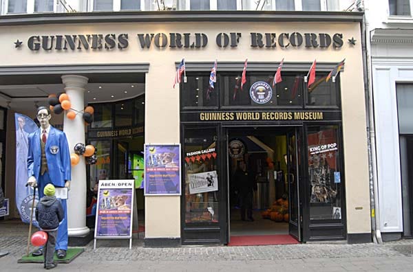 Der Engländer Paul Hunn rülpste im Büro von Guinness World Records vor einem geeichten Schallmessgerät mit einer Lautstärke von 104,9 Dezibel. Das entspricht in etwa einer Motorsäge oder Autohupe.
