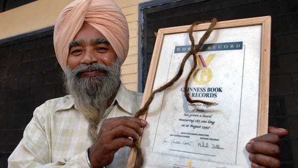 Den längsten Bart der Welt züchtet seit Jahren der Inder Shamsher Singh. Er misst von Kinn zur Bartspitze 1,83 Meter.