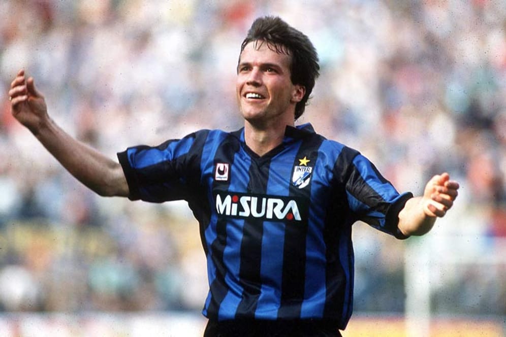 Im Jahr 1991 verleiht die FIFA den Titel Weltfußballer des Jahres erstmals - und hebt mit Lothar Matthäus gleich einen Deutschen auf den Fußball-Thron. Die Erfolge des Mittelfeldspielers können sich aber auch sehen lassen. Nachdem der Rekord-Nationalspieler 1990 den WM-Titel gewinnt, holt er mit Inter Mailand ein Jahr später den UEFA-Cup.