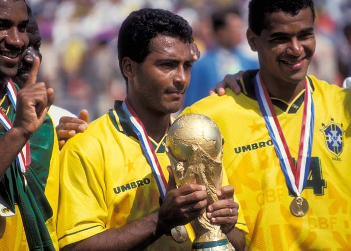 1994 führt der brasilianische Stürmer Romario sein Land zum WM-Titel in den USA und wird zum besten Spieler des Turniers und zum Spieler des Jahres gewählt. Mit seinem Klub, dem FC Barcelona, gewinnt Romario 1994 außerdem die nationale Meisterschaft.