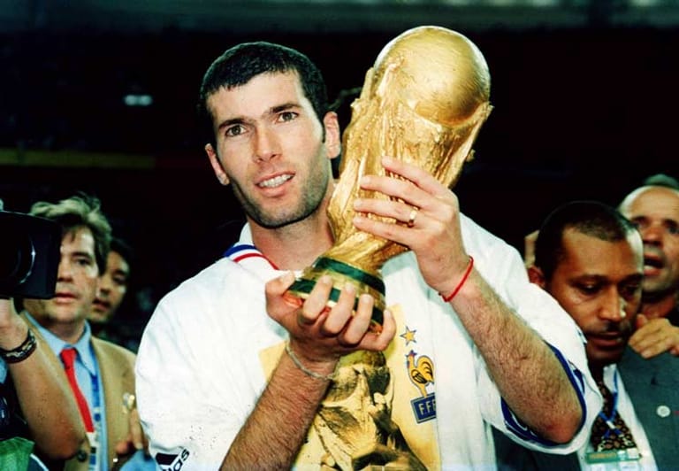 Zwei Tore im WM-Finale gelingen 1998 auch Zinedine Zidane. Der Franzose führt die Equipe Tricolore mit seinen Treffern zum ersten WM-Titel überhaupt. Mit Juventus Turin gewinnt "Zizou" in jenem Jahr zudem die Meisterschaft. So wird man Weltfußballer.