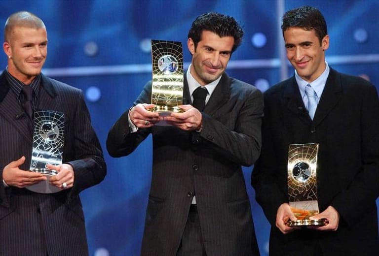 Nach dem zweiten Platz im Vorjahr besteigt Luis Figo (Mitte) im Jahre 2001 den Fußball-Thron. Nachdem der portugiesische Mittelfeldspieler 2000 für die damalige Rekordsumme von 58 Millionen Euro zu Real Madrid wechselt, holt der Edeltechniker mit den Königlichen 2001 die spanische Meisterschaft.
