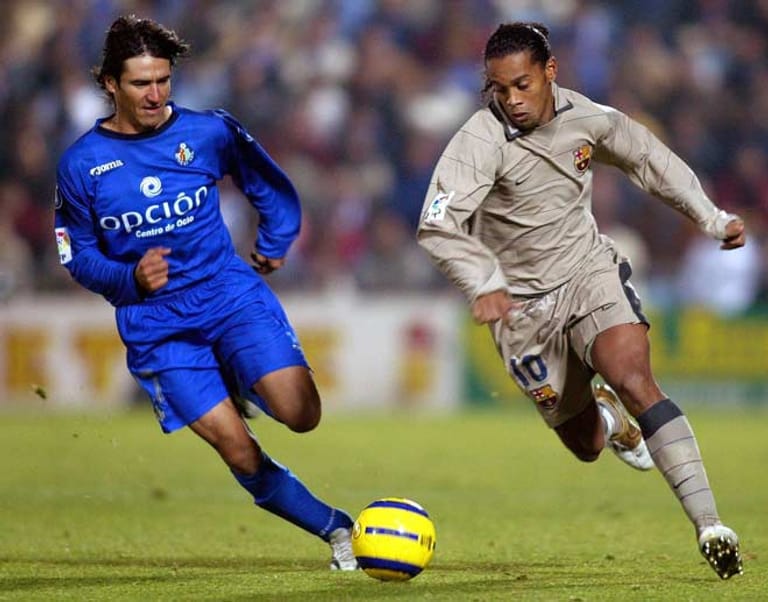 Ronaldinho erarbeitet sich das Prädikat Fußballer des Jahres gleich zwei Mal. 2004 und 2005 dribbelte sich der Brasilianer des FC Barcelona in die Herzen der Fans. Die Saison 2005/06 wird zu der erfolgreichsten in seiner Vereinskarriere. Ronaldinho gewinnt neben der spanischen Meisterschaft auch die Champions League.