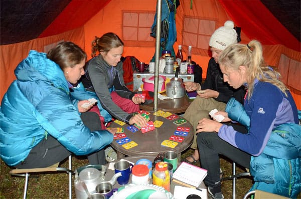 DAV-Damen-Expeditionskader beim Kartenspiel.