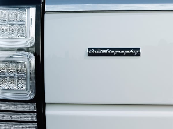 Beim verlängerten Range Rover haben die Kunden die Wahl unter den Ausstattungsalternativen Vogue, Autobiography und Autobiography Black sowie einer Fondsitzbank oder Einzelsitzen hinten.