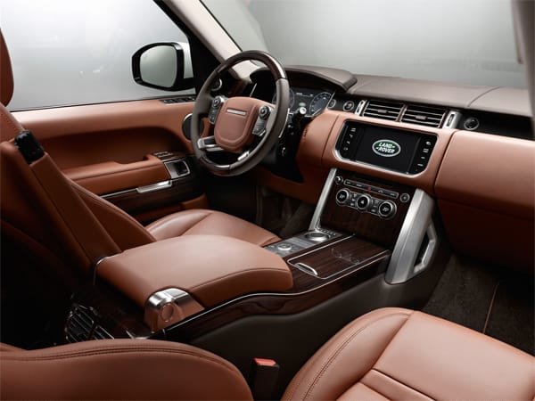 Für den Range Rover Autobiography Black entwarfen die Spezialisten von Land Rover ein neuartiges Sitzbezugdesign, das die „Executive Class“-Sitze abrundet.