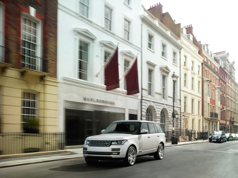 Die Langversion des Range Rover feiert auf den Autoausstellungen in Los Angeles und Guangzhou am 20. bzw. 21. November 2013 Premiere. Die ersten Kundenauslieferungen der Langversion sind für März 2014 geplant. Für den Antrieb kommen wahrscheinlich die bekannten Motoren mit bis zu 510 PS zum Einsatz, auch eine Version mit Hybridantrieb ist angekündigt.